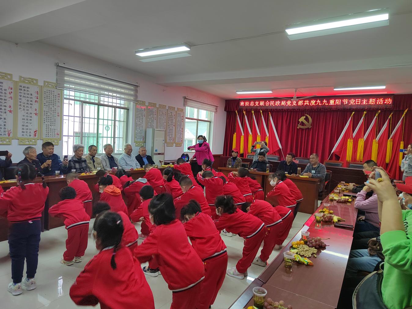相约重阳节 共暖老人心——贵州省各地市民政局开展重阳节慰问活动与组织表演活动