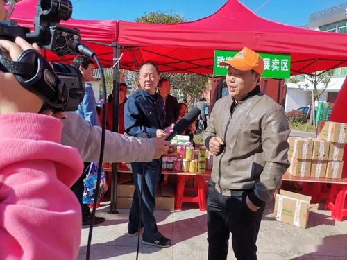 山货出山促脱贫 赣江源镇农产品展销与文艺表演共绘乡村振兴新画卷